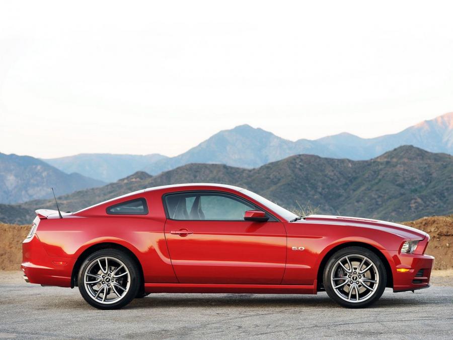  Ford Mustang 5.0 GT 2012 года  (фото 10 из 13)
